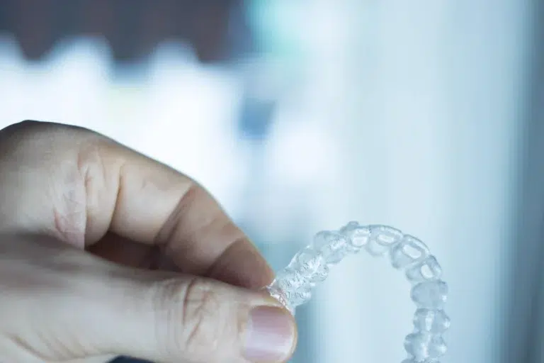 Cómo limpiar y mantener tus alineadores invisibles ortodoncia en mairena del aljaraje pisa clinica dental